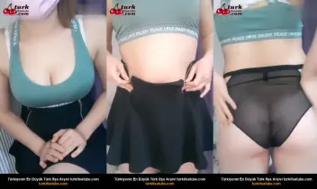 Seksi, güzel, abla ve arkadan gelen kadın kameraya çıplak poz veriyor