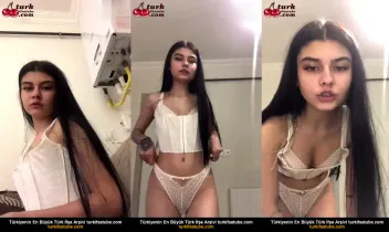 Beyaz dantelli külotlu seksi çıplak dansçı
